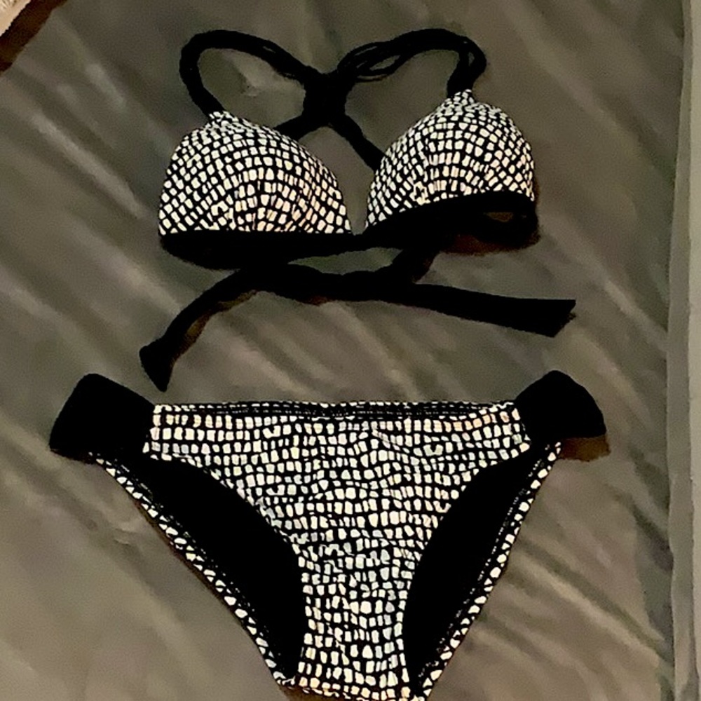 NWT Hula Honey bikini, black and white, size medium.